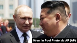 Президент Росії Володимир Путін і лідер Північної Кореї Кім Чен Ин під час офіційної церемонії зустрічі на площі Кім Ір Сена в Пхеньяні, Північна Корея, 19 червня 2024 року.