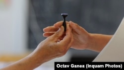 În 2020, niciun institut de sondare nu a prevăzut intrararea AUR în Parlament. La alegerile prezidențiale din noiembrie 2024, institutele de sondare îl plasau pe Călin Georgescu, care a obținut primul loc în turul 1, pe pozițiile 5-6.