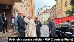 Ministar Isak dočekuje puštene iz pritvora Munjića i Selmanovića ispred zgrade Ministarstva unutrašnjih poslova FBiH, 25. april 2024. 
