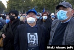 ხელისუფლების მხარდამჭერი აქციის მონაწილე საბჭოთა დიქტატორის, სტალინის პორტრეტით თავისუფლების მოედანზე.