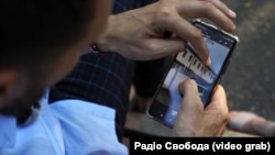 Роман Баклажов показує ізолятор тимчасового тримання, в якому окупанти облаштували катівню