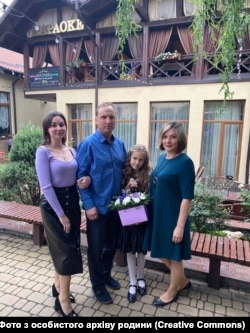 Ірина Ждан з татом, мамою та сестрою. Фото з особистого архіву родини
