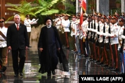 Президент Кубы Мигель Диас-Канель (слева) и президент Ирана Ибрахим Раиси осматривают почетный караул во время церемонии встречи во Дворце Революции в Гаване, 15 июня 2023 года. Раиси совершил в июне дипломатическое турне по Латинской Америке, побывав в Венесуэле, Никарагуа и на Кубе