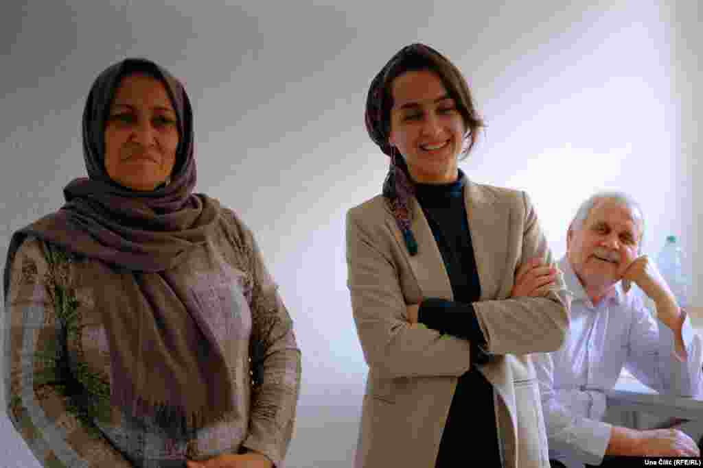 Fariba Aram, Seemina komšinica i novinarka, iz Afganistana je stigla uz pomoć njemačke vlade, a sa njom su uspjeli doći i njeni roditelji. "Seema je najbolja kuharica", kaže nam.&nbsp;