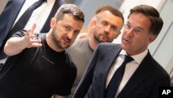 Володимир Зеленський (ліворуч) і Марк Рютте провели телефонну розмову (ілюстраційне фото)