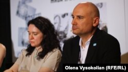 Сергій Лукашов, директор благодійної організації СОС Дитячі містечка (ліворуч) на дискусії про повернення депортованих Росією дітей в рамках 21-го Docudays