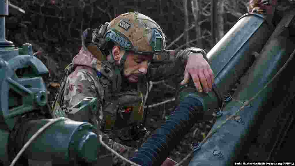 "Da nismo imali ovo oružje, već bismo izgubili rat", rekao je jedan ukrajinski vojnik o haubicama M777 koje se koriste na linijama fronta. Ukrajinski predsjednik Volodimir Zelenski rekao je da vidi "šansu za pobjedu" Ukrajine nad ruskim snagama nakon što je Predstavnički dom SAD usvojio dugo odlagani zakon o pomoći koji je kritičano važan za odbranu Ukrajine.