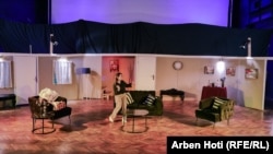 Gynesh Veshall, duke inskenuar një pjesë të rolit të saj në një shfaqje në teatrin Nexhip Menekshe në Prizren.