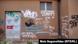 "დისკუსია" თბილისის ქუჩის წარწერებში რუსების შესახებ - გადახაზულია წარწერა, სადაც წერია, რომ ყველა რუსი პუტინისტი არ არის და დამატებულია წარწერა რუსებისთვის, დაბრუნდნენ უკან, სამშობლოში