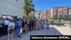 Кемпир-Абад иши боюнча шек саналып жаткандардын жакындары. Биринчи май райондук соту. 14-июнь, 2024-жыл.