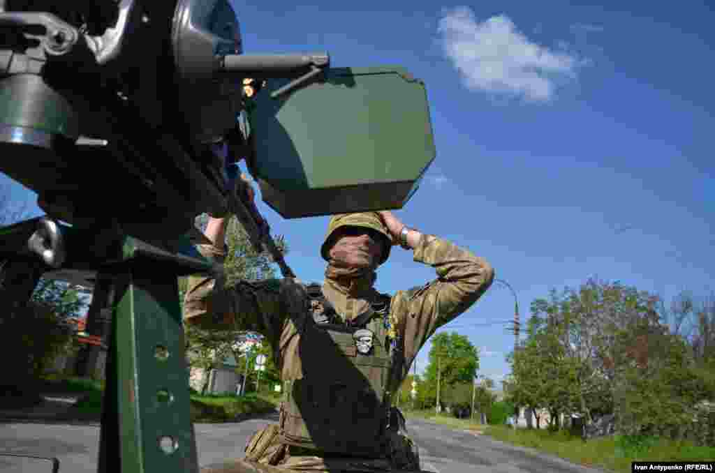 Вони кажуть, що їхнє головне завдання &ndash; завадити влучанням у військові та цивільні об'єкти. Після деокупації Херсону місто перебуває під постійними обстрілами російських військ, у тому числі з повітря