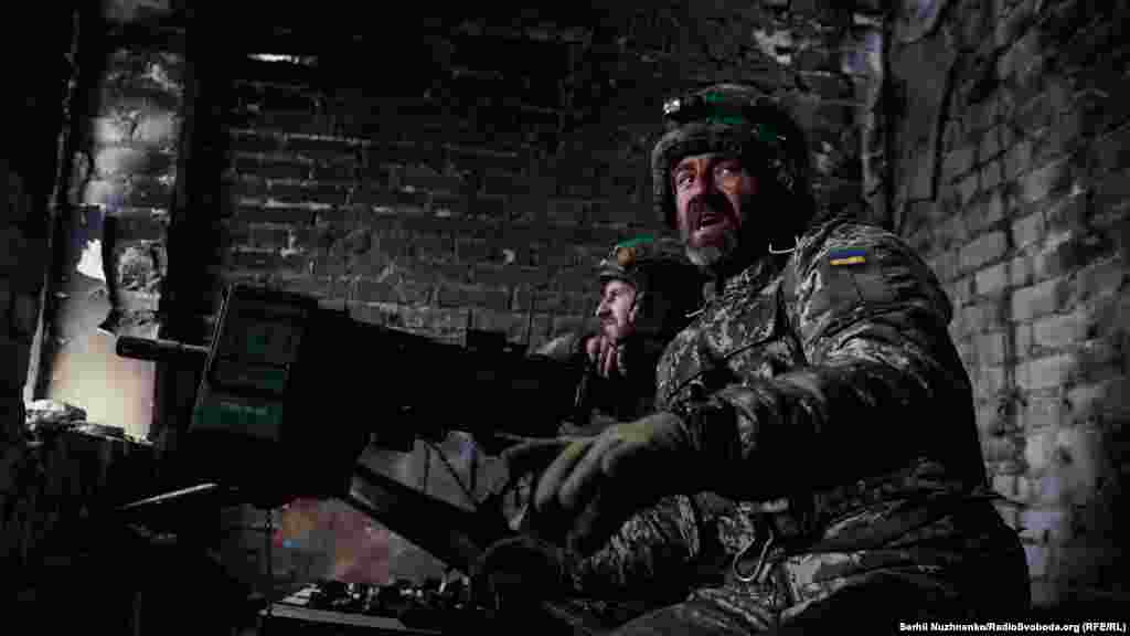 &laquo;Б'ємо та б'ємо їх, шакалів. Лізуть, як таргани з-за печі. Тут інакше ніяк. Тримаємо, що можемо. Що не можемо, теж тримаємо. Тримаємо все&raquo;,&nbsp;&ndash; каже військовий Юрій коротко про ситуацію&nbsp;