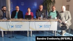 Pjesëtarë të shoqërisë civile serbe në Kosovë gjatë një konference për media. Nga e majta në të djathtë: Ivan Nikoliq, Aleksandar Rapajiq, Jovana Radosavleviq, Vlladan Trifiq, Darko Dimitrijeviq dhe Miodrag  Milliqeviq. 