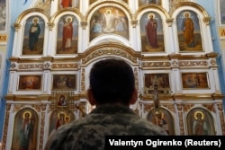 În tradiția răsăriteană (ortodoxă) iconostasul departajează altarul din interiorul bisericii, în timp ce în cea latină (catolică) nu este prezent. Dezvoltarea este una de cult, nu de dogmă, spun teologii.