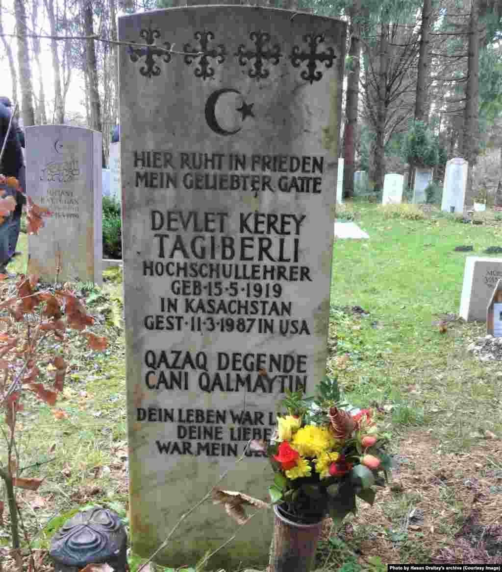 "Қазақ дегенде жаны қалмайтын". Дәулеткерей Тағыберліге жары қойған құлпытас. Онда марқұмның Қазақстанда туып, Америкада қайтыс болғаны жазылған. Мюнхен, Германия.