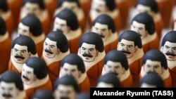 „ეს ტიპური რუსული ყაიდის პროპაგანდაა - დადანაშაულება აბსურდულ ბრალდებებში. სოვლაბის მუშაობა დიდი ხანია დისკომფორტს უქმნის [ხელისუფლებას], რადგან ის რეალურ დღის წესრიგს ქმნის ეროვნული მეხსიერების სფეროში“. - ამბობს ირაკლი ხვადაგიანი.