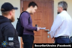 Одна зі світлин СБУ, оприлюднена 12 квітня, щодо повідомлення підозри одному з очільників УПЦ (МП)