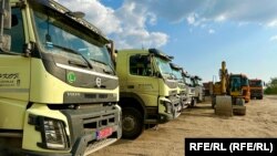 Redaktori i NIN, Milan Çulibrk, thekson se “Inkop” dhe kompanitë e lidhura me të “brenda natës” e gjetën veten në listën e fitimtarëve më të mëdhenj në Serbi. Foto: Kamionët "Inkop" në Pozharevc të Serbisë, maj 2023.