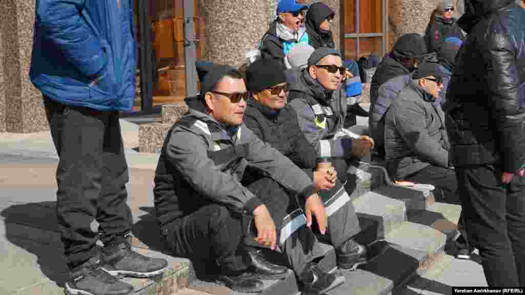 Бұған дейін де "ҚазМұнайГаз" наразыларға "Кезби" мен Ai-Bis компанияларына ауысуды ұсынып, жалақы сақталатынын айтқан. Бірақ Астанаға келген наразылар "Кезби" мен Ai-Bis жақсы жалақы беретініне сенбейді.