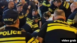 თბილისი. 2 ივნისი. პოლიცია პარლამენტის წინ აქტივისტს აკავებს. 