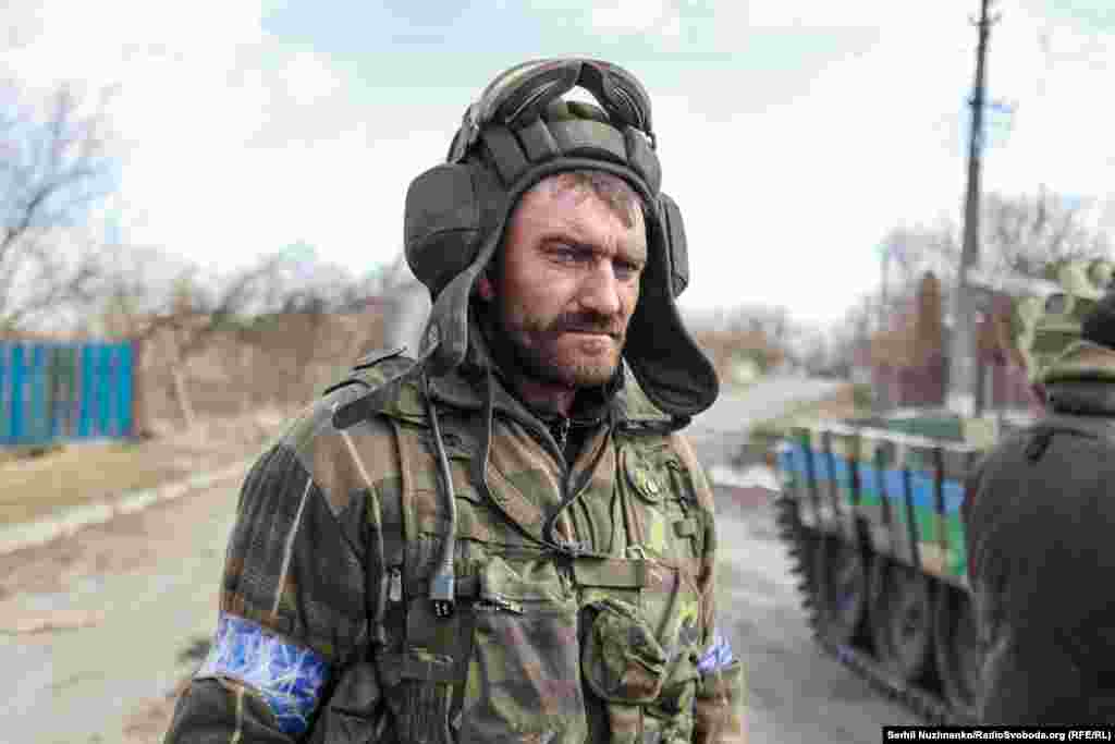 Український танкіст у звільненому селі Лук'янівка на Київщині. Березень 2022 року