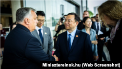 Prim-ministrul Viktor Orban (s) și președintele fondator al BYD, producătorul chinez de automobile electrice.