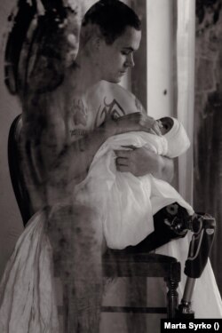 Sergiy și-a pierdut piciorul la câțiva kilometri de Izyum, unde apărase orașul timp de opt zile. O rachetă lansată de un tanc rusesc a detonat la mică distanță de el, iar șocul exploziei i-a detașat complet piciorul. Tânărul încă se află în clinica de recuperare. La începutul războiului, soția sa era însărcinată cu al doilea fiu, pe care Marta Syrko l-a fotografiat în brațele tatățui său.