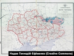 Карта УСРР станом на квітень 1923 року, яку використовували члени Центральної адміністративно-територіальної комісії з районування СРСР та врегулювання кордонів у 1924–1925 роках. Райони Східної Слобожанщини, де українці становили понад 50%, позначені червоним кольором, синім – понад 50% росіян. (Щоб відкрити мапу у більшому форматі, натисніть на зображення. Відкриється у новому вікні)