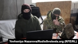 Олександр (л.) з побратимами шукає цілі для ураження