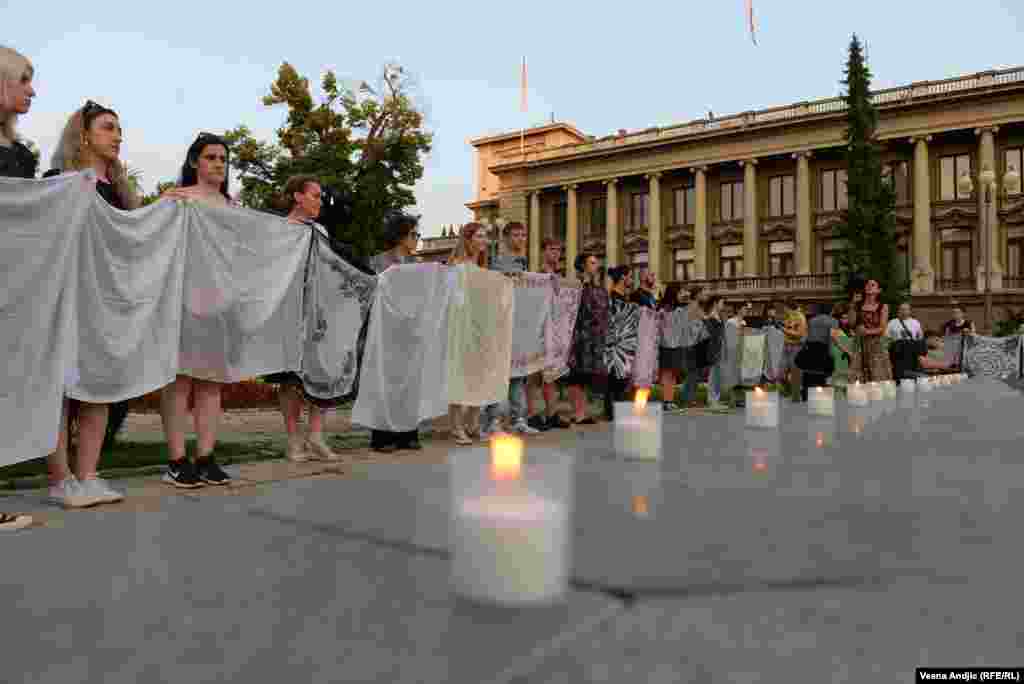 Sveće i marame u centru Beograda, ispred zgrade Predsedništva, u znak sećanja na žrtve genocida u Srebrenici.&nbsp; Organizatori su istakli da je njihov cilj iskazivanje empatije sa preživelima i porodicama žrtava genocida nad Bošnjacima u Srebrenici, koji su u julu 1995. godine počinile snage Vojske Republike Srpske. &nbsp;
