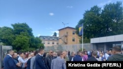 Dodikove pristalice su se okupile uoči nastavka suđenja ispred Suda BiH.