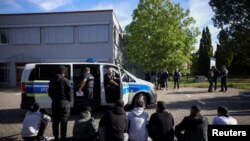 Străini reținuți de poliția germană la granița cu Polonia în septembrie, după ce Berlinul a reintrodus controalele la frontierele de est. (REUTERS)