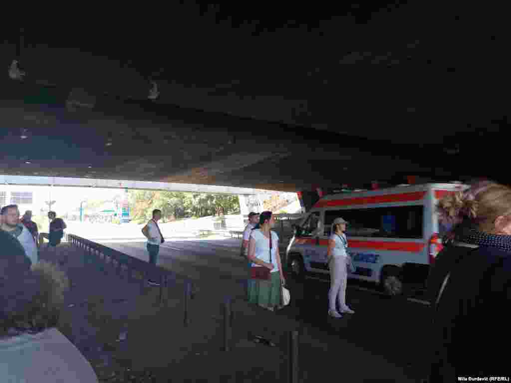 Most Gazela deo je međunarodnog autoputa E-75. Kako je javila reporterka RSE, učesnici protesta propuštali su vozila Hitne pomoći.