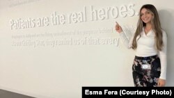 Esma Fera në kompaninë AstraZeneca.  
