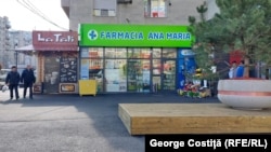 Taraba galbenă, fixată în beton, pe care „mama Maria” o are la dispoziție într-o intersecție din sectorul 5, București, 22 martie 2024. Bătrâna nu se afla acolo vineri dimineață.