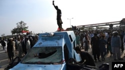 پولیس وايي، د تحریک انصاف غړو او پلویانو د مارچ پر ۱۸مه د پولیسو ګاډو ته هم زیان ورساوه. 