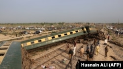 پوليس د پاکستان په سيند ايالت کې له پټلۍ څخه د اورګاډي اوښتو وروسته د هغه کتنه کوي ـ پخوانی انځور 