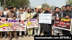 په کورمه کې د ناامنۍ ضد فعالان په پېښور کې احتجاج کوي ـ پخوانی انځور.