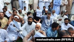 په سوات کې احتجاج کونکي د بجلۍ بیلونه تر سوزولو مخکې خبریالانو ته ښیې