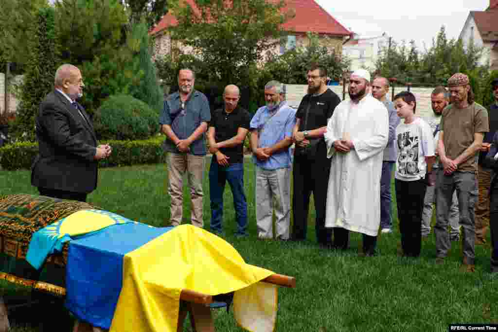 В своей речи&nbsp;председатель Меджлиса крымскотатарского народа Рефат Чубаров назвал убийство Садыкова делом рук "врагов Казахстана", которые не хотят "свободы для казахского народа".&nbsp; "Пройдет какое-то время и имя Айдоса займет самое достойное место среди других патриотов Казахстана. Но он будет оставаться и в нашем списке, списке украинских патриотов, в списке крымскотатарских друзей. Потеря настолько тяжелая, что это всё невозможно передать", - также сказал Чубаров (на фото - слева).&nbsp;