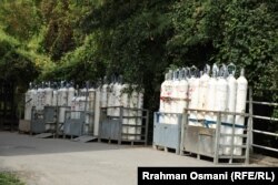 Boca sa kiseonikom ispred Kliničko bolničkog centra u Severnoj Mitrovici.