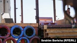 Brenda vagonëve të ndryshkur janë vendosur materiale druri të ricikluara dhe janë ndërtuar ulëse.