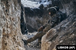 Українські солдати на позиціях під Бахмутом на лінії фронту. 11 лютого 2023 року