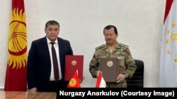 Кыргызстандын Улуттук коопсуздук боюнча мамлекеттик комитетинин төрагасы Камчыбек Ташиев менен Тажикстандын Улуттук коопсуздук кызматынын төрагасы Саймумин Ятимов. 2-октябрь, 2023-жыл. 