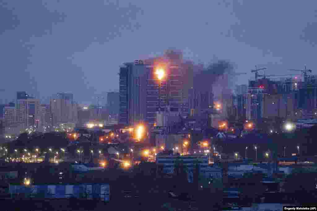 2-январда Орусиянын ракеталык аткылоосунан кийин өрттөнүп жаткан турак үй. Киев шаары.&nbsp; &nbsp;