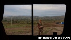 Азербайджанський поліцейський на блокпосту в Зангеланському районі, донедавна конрольованому невизнаним Нагірним Карабахом, вересень 2023 року. Серед умов для переговорів Єреван називає «взаємне визнання та повагу територіальної цілісності один одного без двозначностей»