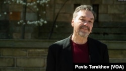 Юрій Андрухович переконаний, що Україна страждає від війни через страх Заходу. Письменник вірить, що українці знайдуть внутрішні ресурси витривалості та героїзму, щоб переламати цю ситуацію. Фото: Pavlo Terekhov (VOA)