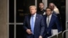 Дональд Трамп залишає будівлю суду (архівне фото)