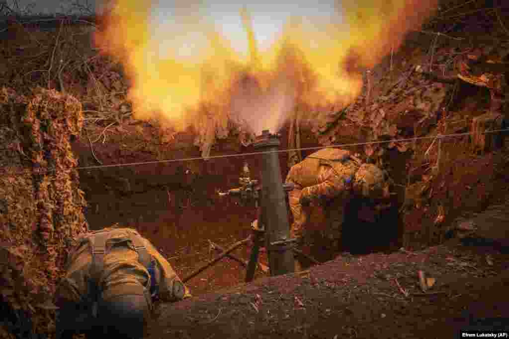 3 березня. Військові 28-ї окремої механізованої бригади ЗСУ ведуть вогонь зі 122-мм міномета по позиціях військ РФ біля Бахмуту Донецької області. На сході ЗСУ доводиться поступатися територіями російським військам, які переважають за кількістю та озброєнням, але українські бійці продовжують вести&nbsp;запеклі бої з армією РФ, навіть попри катастрофічну нестачу боєприпасів &nbsp;