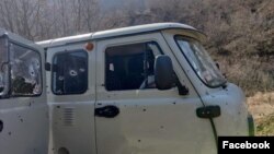 პოლიციის ავტომობილი, რომელსაც, ყარაბაღის დე ფაქტო მთავრობის თანახმად, თავს დაესხნენ აზერბაიჯანელი ჯარისკაცები